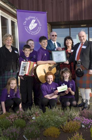 Photograph of Caithness Folk Group are jubilant M�d Ghallaibh winners